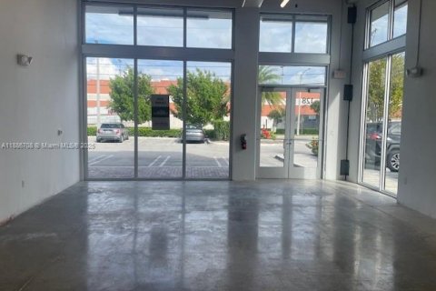 Propiedad comercial en venta en Miami, Florida № 1944002 - foto 10