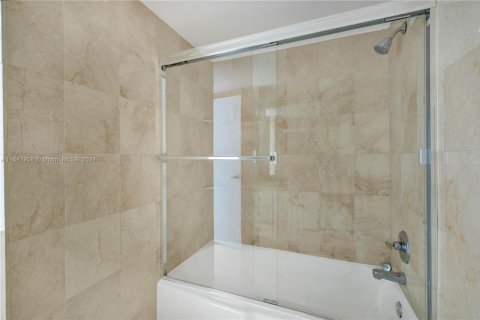Condominio en venta en Miami Beach, Florida, 3 dormitorios, 191.38 m2 № 1990395 - foto 25