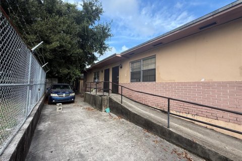 Commercial property in Opa-locka, Florida 180.23 sq.m. № 1845923 - photo 1