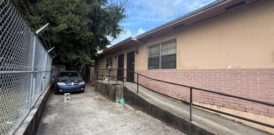 Commercial property in Opa-locka, Florida 180.23 sq.m. № 1845923