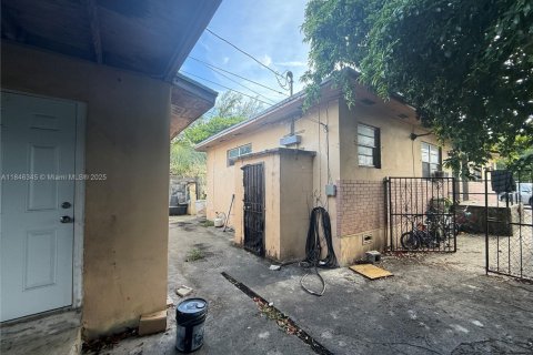 Commercial property in Opa-locka, Florida 180.23 sq.m. № 1845923 - photo 3