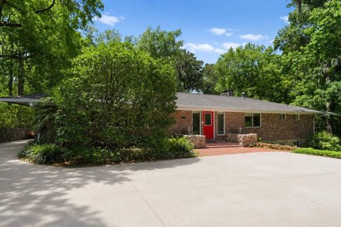 House in Gainesville, Florida 6 bedrooms, 304.07 sq.m. № 2098285