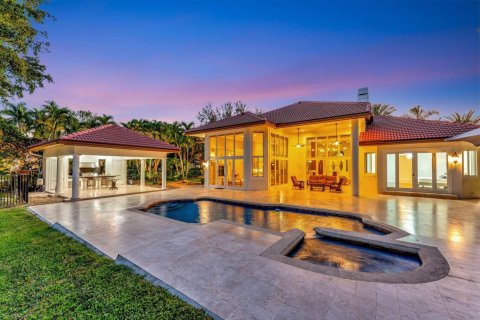 House in Weston, Florida 5 bedrooms, 456.89 sq.m. № 2247046 - photo 2