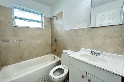 Propiedad comercial en venta en Dania Beach, Florida, 140.1 m2 № 1998906 - foto 3