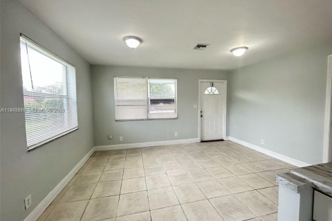 Propiedad comercial en venta en Dania Beach, Florida, 140.1 m2 № 1998906 - foto 2