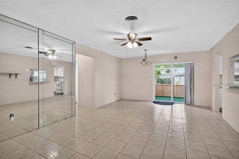 Casa en venta en Pembroke Pines, Florida, 2 dormitorios, 83.33 m2 № 1891204 - foto 6