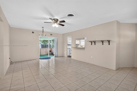 Casa en venta en Pembroke Pines, Florida, 2 dormitorios, 83.33 m2 № 1891204 - foto 9
