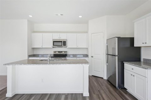 House in DeLand, Florida 4 bedrooms, 209.77 sq.m. № 2280115 - photo 8