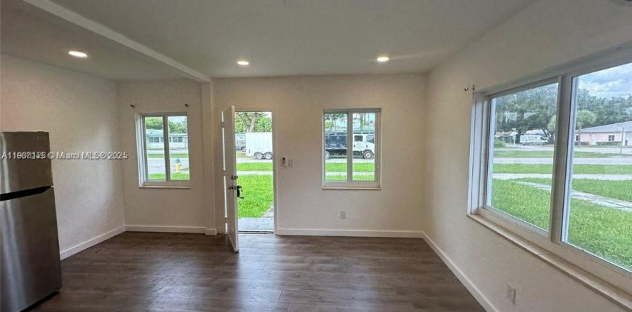 Villa ou maison à North Miami Beach, Floride 1 chambre № 1967775