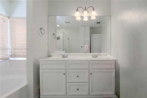 Casa en venta en Pembroke Pines, Florida, 4 dormitorios, 240.34 m2 № 2042607 - foto 16