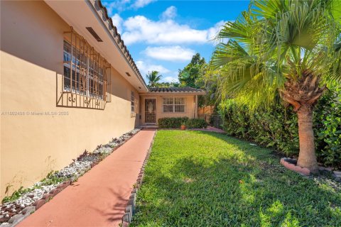 Villa ou maison à louer à Miami, Floride: 2 chambres, 83.61 m2 № 1867129 - photo 13