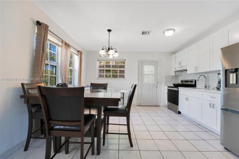 Villa ou maison à louer à Miami, Floride: 2 chambres, 83.61 m2 № 1867129 - photo 8