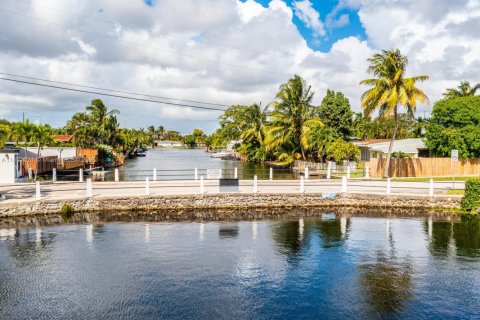 House in Wilton Manors, Florida 3 bedrooms, 199.83 sq.m. № 1943857 - photo 1