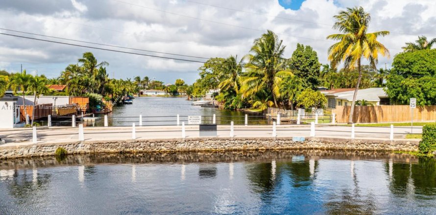 House in Wilton Manors, Florida 3 bedrooms, 199.83 sq.m. № 1943857