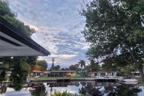 House in Wilton Manors, Florida 3 bedrooms, 199.83 sq.m. № 1943857 - photo 19