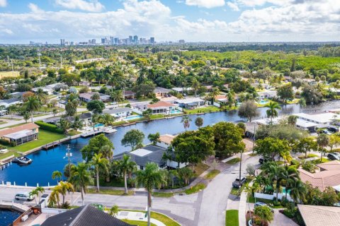 House in Wilton Manors, Florida 3 bedrooms, 199.83 sq.m. № 1943857 - photo 9