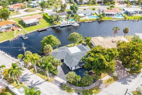 House in Wilton Manors, Florida 3 bedrooms, 199.83 sq.m. № 1943857 - photo 8