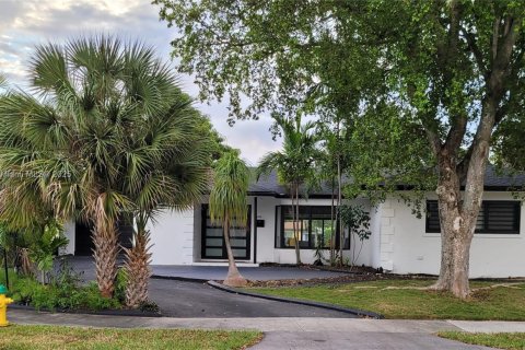 House in Wilton Manors, Florida 3 bedrooms, 199.83 sq.m. № 1943857 - photo 3