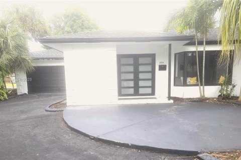House in Wilton Manors, Florida 3 bedrooms, 199.83 sq.m. № 1943857 - photo 10