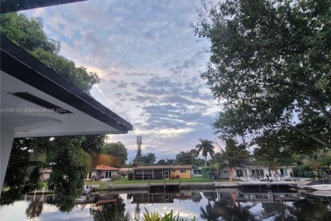 House in Wilton Manors, Florida 3 bedrooms, 199.83 sq.m. № 1943857 - photo 18