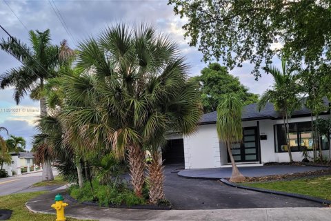 House in Wilton Manors, Florida 3 bedrooms, 199.83 sq.m. № 1943857 - photo 2