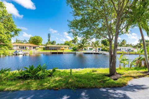 House in Wilton Manors, Florida 3 bedrooms, 199.83 sq.m. № 1943857 - photo 15