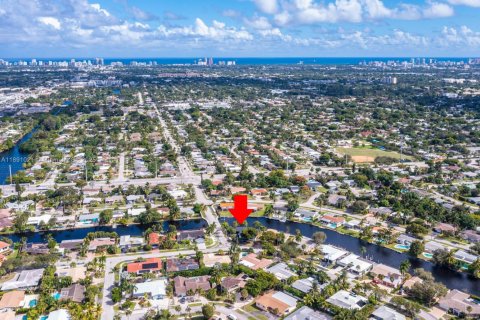 House in Wilton Manors, Florida 3 bedrooms, 199.83 sq.m. № 1943857 - photo 6