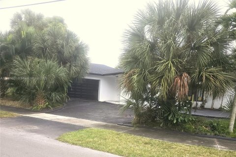 House in Wilton Manors, Florida 3 bedrooms, 199.83 sq.m. № 1943857 - photo 13