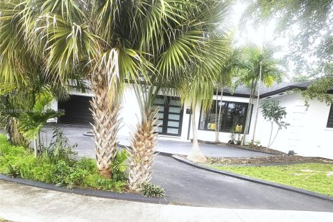 House in Wilton Manors, Florida 3 bedrooms, 199.83 sq.m. № 1943857 - photo 12