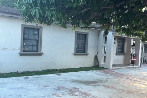 House in Hialeah, Florida 4 bedrooms, 145.86 sq.m. № 1952794 - photo 3