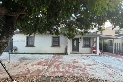 House in Hialeah, Florida 4 bedrooms, 145.86 sq.m. № 1952794 - photo 2