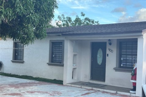 House in Hialeah, Florida 4 bedrooms, 145.86 sq.m. № 1952794 - photo 1