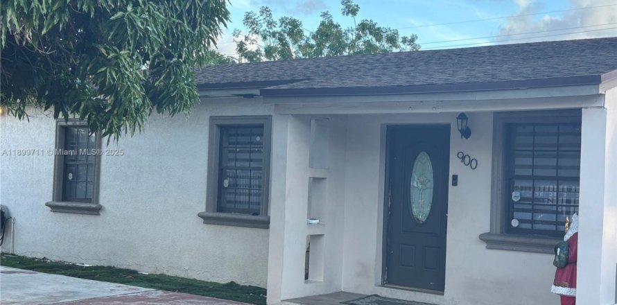House in Hialeah, Florida 4 bedrooms, 145.86 sq.m. № 1952794