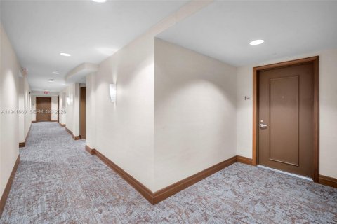 Condo in Miami, Florida, 1 bedroom  № 1998924 - photo 21