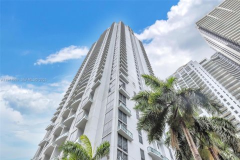 Condo in Miami, Florida, 1 bedroom  № 1998924 - photo 25