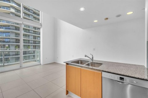Condo in Miami, Florida, 1 bedroom  № 1998924 - photo 7