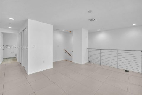 Condo in Miami, Florida, 1 bedroom  № 1998924 - photo 13