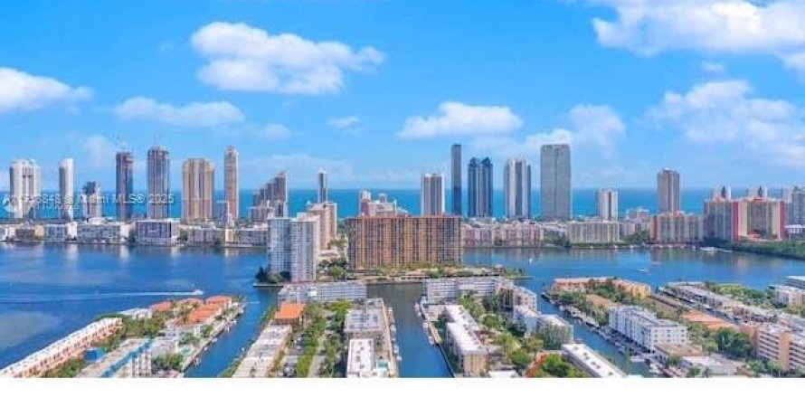 Condominio en North Miami Beach, Florida, 2 dormitorios № 1985024