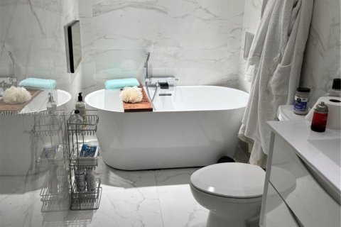 Condominio en venta en North Miami Beach, Florida, 2 dormitorios, 77.76 m2 № 1985024 - foto 15