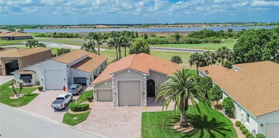 House in Lake Wales, Florida 3 bedrooms, 209.49 sq.m. № 2201349
