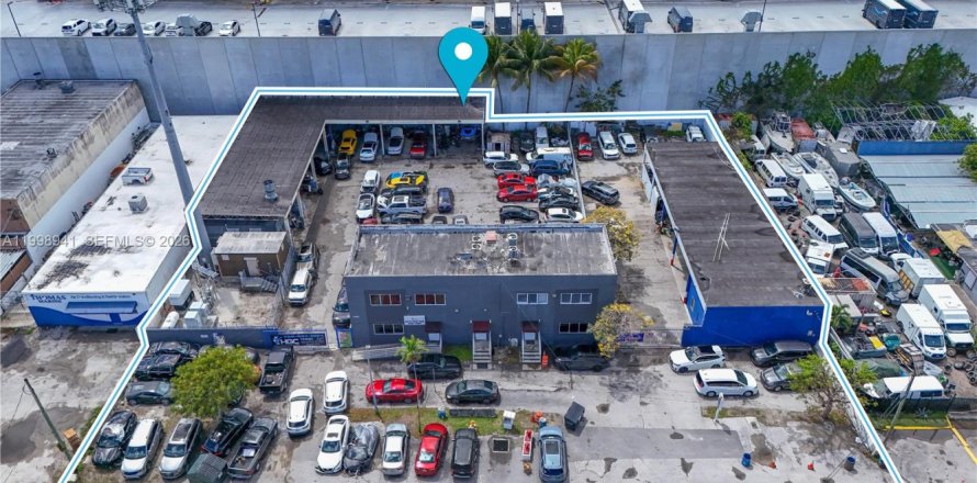 Commercial property in Miami, Florida № 2060975