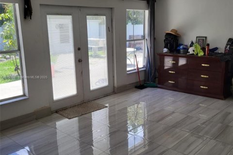 Commercial property in Miami, Florida 217.02 sq.m. № 1864553 - photo 17