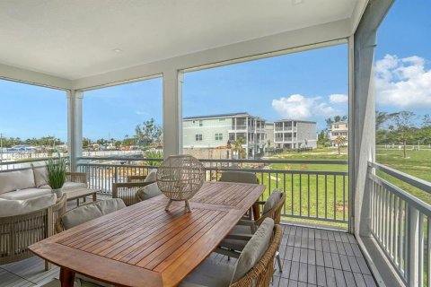 House in HUNTERS POINT in Cortez, Florida 3 bedrooms, 155.89 sq.m. № 1887006 - photo 18