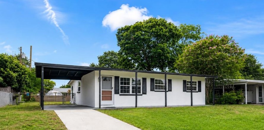 House in Melbourne, Florida 3 bedrooms, 80.45 sq.m. № 2210095