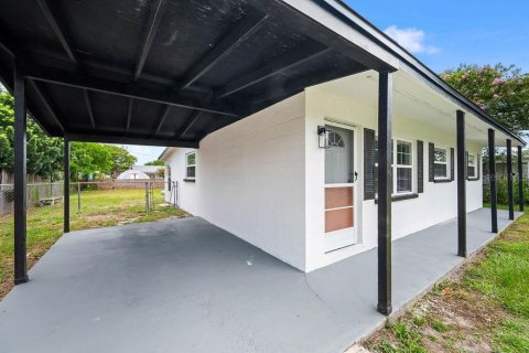 House in Melbourne, Florida 3 bedrooms, 80.45 sq.m. № 2210095 - photo 2