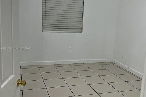 House in Miami, Florida 3 bedrooms, 111.48 sq.m. № 1932337 - photo 9