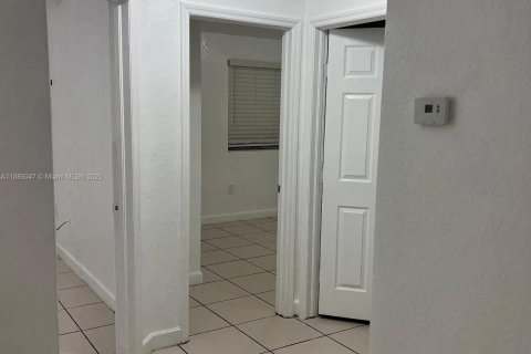 House in Miami, Florida 3 bedrooms, 111.48 sq.m. № 1932337 - photo 1