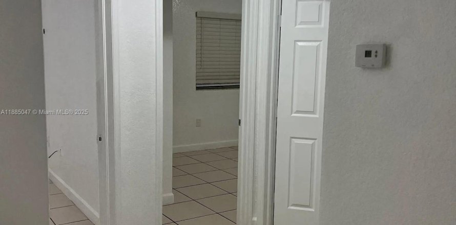 House in Miami, Florida 3 bedrooms, 111.48 sq.m. № 1932337