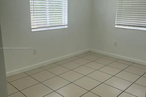 House in Miami, Florida 3 bedrooms, 111.48 sq.m. № 1932337 - photo 7