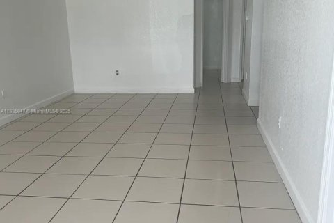 House in Miami, Florida 3 bedrooms, 111.48 sq.m. № 1932337 - photo 2